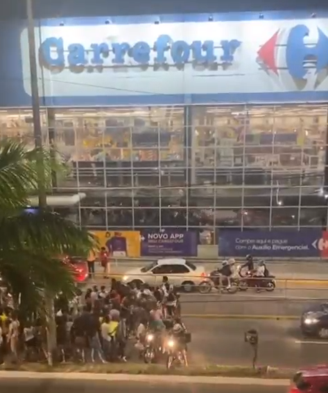 Manifestantes protestam em João Pessoa após assassinato de homem negro no Carrefour, no RS