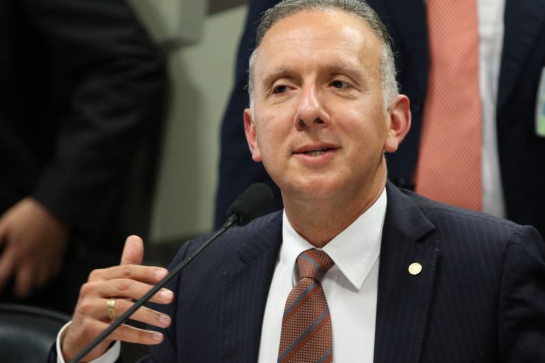 Líder Aguinaldo Ribeiro defende votação ainda hoje de PEC que aumenta em 1% FPM para os municípios