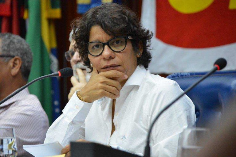 Lei de Estela Bezerra contra racismo e homofobia em estádios é sancionada na Paraíba