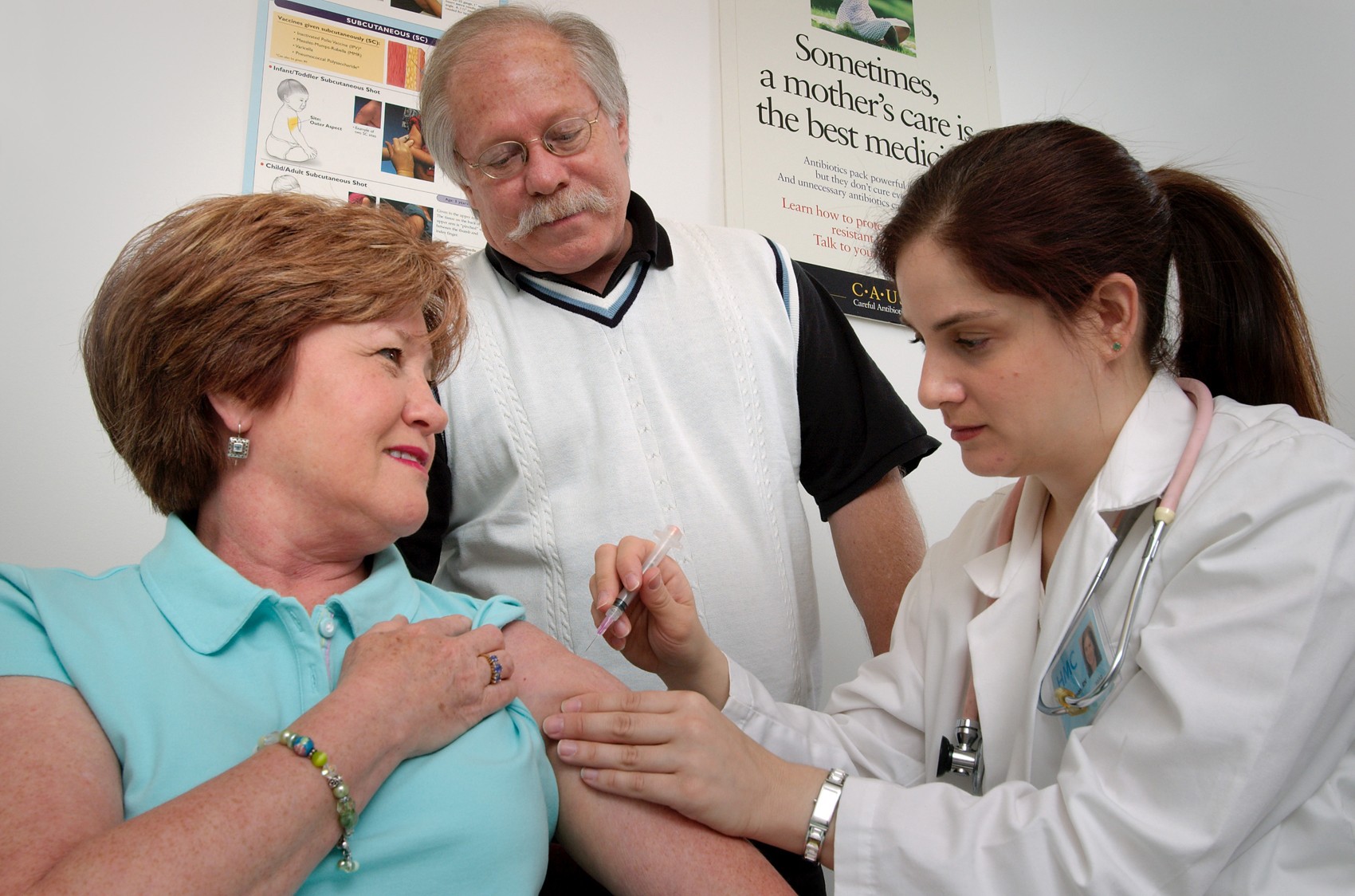 Prefeitura de Cabedelo disponibiliza telefone para agendamento de vacinas em idosos acamados e acima de 80 anos