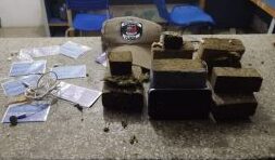 Drogas arremessadas para dentro de presídio ficam presas em grade e são apreendidas em Sousa