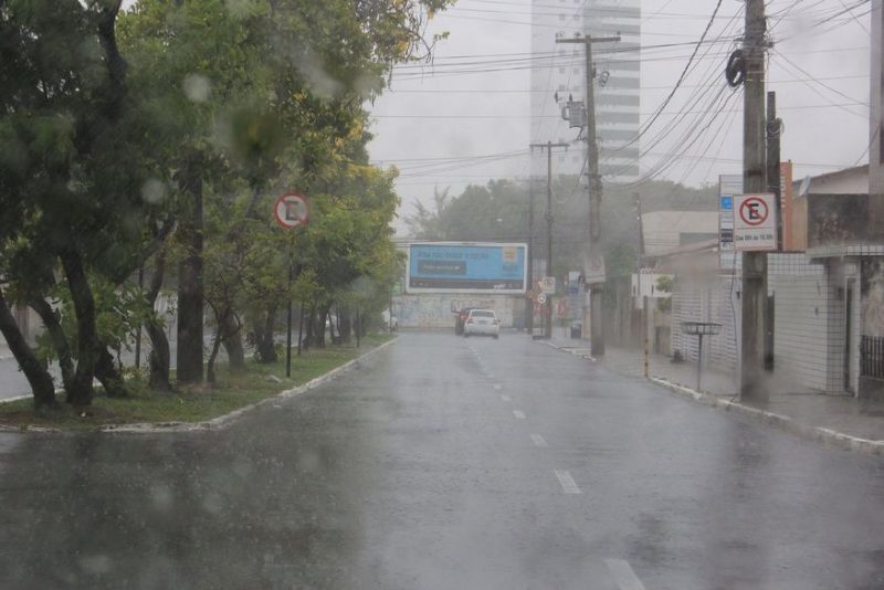 Inmet emite alerta vermelho por chuvas em JP e mais 37 cidades