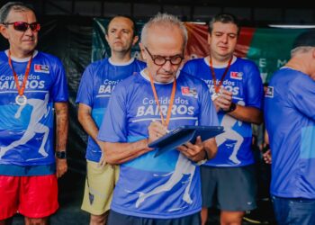 Com corrida, prefeito entrega calçamento de 11 ruas e autoriza obra em mais quatro