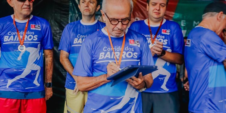 Com corrida, prefeito entrega calçamento de 11 ruas e autoriza obra em mais quatro