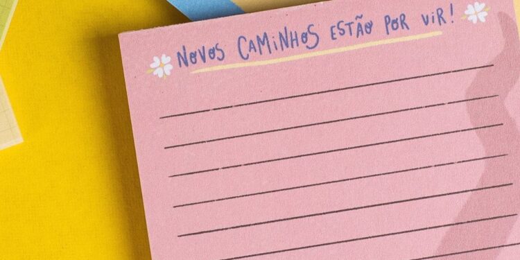 Inspirado em sua vivência no interior paraibano, desenhista Gutierre assina coleção de papelaria da ONG Milagre Sertão