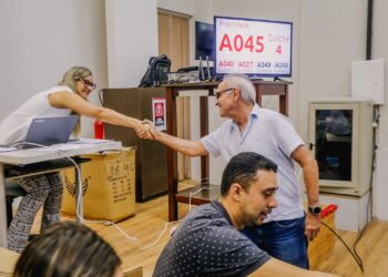 Prefeito acompanha entrega de Chromebooks para professores e profissionais readaptados