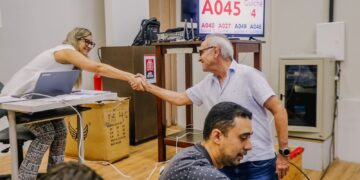 Prefeito acompanha entrega de Chromebooks para professores e profissionais readaptados