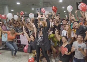 Joelma chega a Manaus para gravação de DVD e é recepcionada por fãs