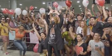 Joelma chega a Manaus para gravação de DVD e é recepcionada por fãs