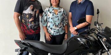 Deputada Dra Jane Panta faz doação de moto 0 km para bingo da Festa da Padroeira Santa Rita de Cássia