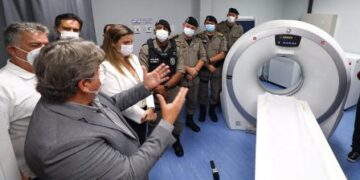 João Azevêdo entrega tomógrafo do Hospital Edson Ramalho e destaca fortalecimento da rede de saúde estadual com distribuição de novos equipamentos