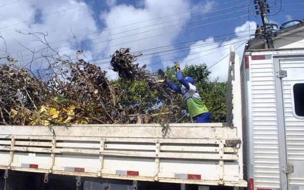 Emlur recolhe entulhos em 12 bairros nesta segunda-feira