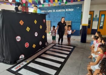Crianças do Crei Arlete Almeida Nunes participam de atividade com a equipe do ‘Semob nas Escolas’