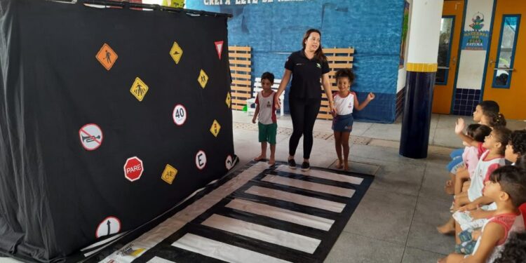 Crianças do Crei Arlete Almeida Nunes participam de atividade com a equipe do ‘Semob nas Escolas’