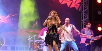 ‘Aqui não é comício’, diz Elba Ramalho em meio a gritos de ‘Fora, Bolsonaro’