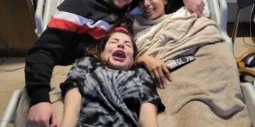 Anitta é hospitalizada e compartilha foto ao lado de namorado: “O melhor enfermeiro”