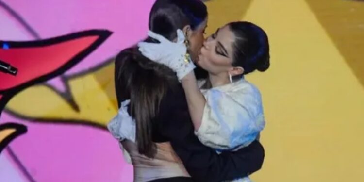 GKay beija Bianca Andrade e elogia colega: “Agora entendi o poder da boquinha”