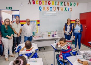 Prefeito entrega reestruturação de escola e autoriza pavimentação de 10 ruas no Alto do Mateus