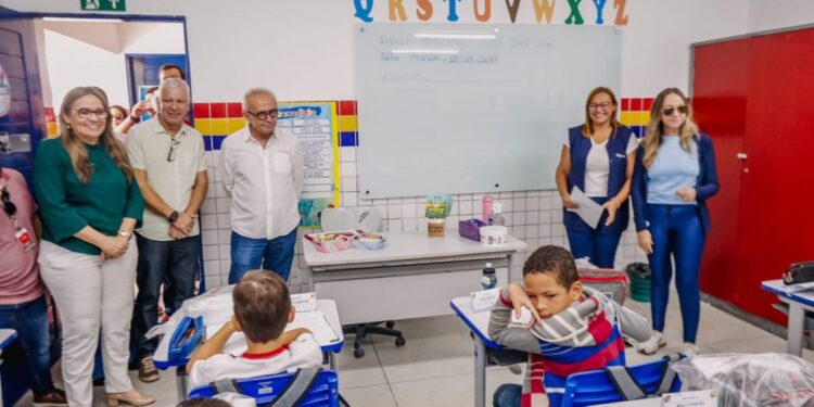 Prefeito entrega reestruturação de escola e autoriza pavimentação de 10 ruas no Alto do Mateus