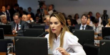 Daniella Ribeiro apoia iniciativa de discutir meios para implantar o piso nacional da enfermagem
