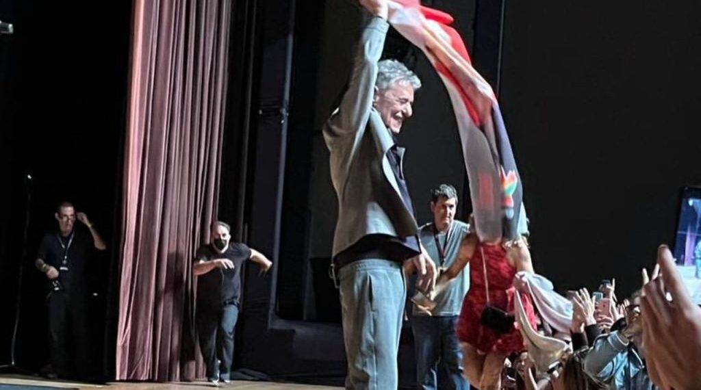 Chico Buarque ergue a bandeira de Lula no palco e plateia aplaude durante show em João Pessoa; veja vídeo