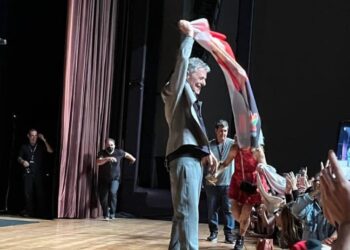Chico Buarque ergue a bandeira de Lula no palco e plateia aplaude durante show em João Pessoa; veja vídeo