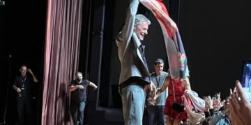 Chico Buarque ergue a bandeira de Lula no palco e plateia aplaude durante show em João Pessoa; veja vídeo