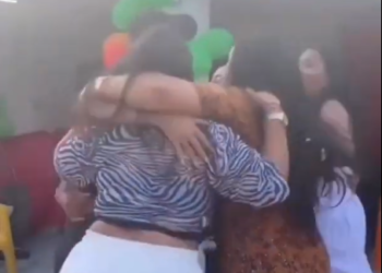 Mulheres são ‘engolidas’ por fossa após dançarem por cima da tampa dela; veja o vídeo