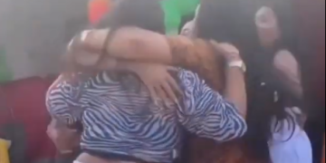 Mulheres são ‘engolidas’ por fossa após dançarem por cima da tampa dela; veja o vídeo