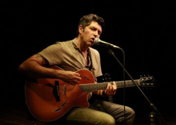 Encerrando a temporada Seis & Meia recebe na sexta (09) o cantor Leoni