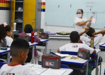 Cícero Lucena anuncia pagamento da progressão de nível aos profissionais da educação e antecipa férias dos professores