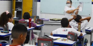 Cícero Lucena anuncia pagamento da progressão de nível aos profissionais da educação e antecipa férias dos professores