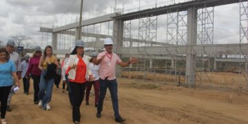 Governadora em exercício visita obras do Centro de Convenções e de escola em Campina Grande