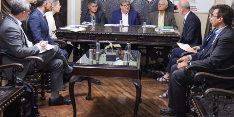 João Azevêdo recebe missão do Banco Mundial e destaca investimentos em segurança hídrica e incentivos a produtores rurais