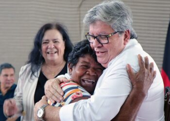 João Azevêdo entrega escrituras de casas a mais 300 famílias de Rio Tinto e garante dignidade e segurança jurídica