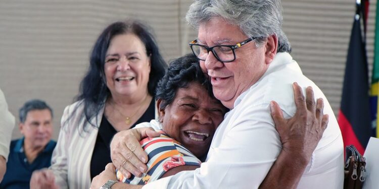 João Azevêdo entrega escrituras de casas a mais 300 famílias de Rio Tinto e garante dignidade e segurança jurídica