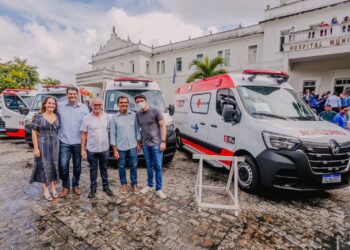 Prefeito entrega dez novas ambulâncias para cobertura de UPAs e hospitais da Rede Municipal