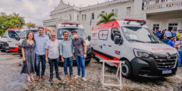 Prefeito entrega dez novas ambulâncias para cobertura de UPAs e hospitais da Rede Municipal