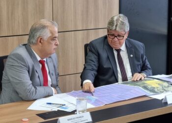 João Azevêdo formaliza ao ministro dos Aeroportos a viabilização do voo para Cajazeiras