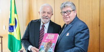 João Azevêdo discute parcerias e entrega exemplar de revista com realizações de seu primeiro mandato a Lula