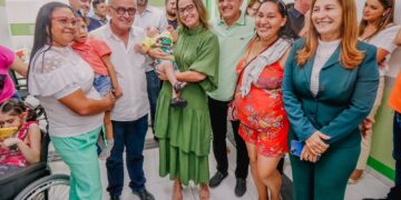 Prefeito visita serviço disponível para famílias de crianças com microcefalia do Centro de Referência em Doenças Raras