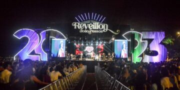 Mesmo com chuva, população lota orla de João Pessoa para celebrar chegada de 2023