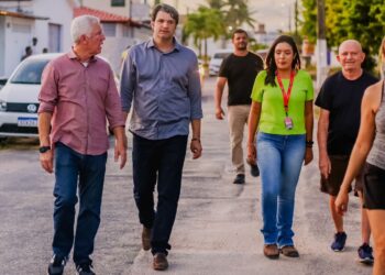 Programa de LED avança em João Pessoa e Léo Bezerra acompanha serviços no bairro José Américo