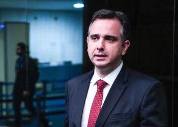 Rodrigo Pacheco é reeleito presidente do Senado por 49 votos a 32