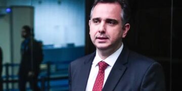 Rodrigo Pacheco é reeleito presidente do Senado por 49 votos a 32