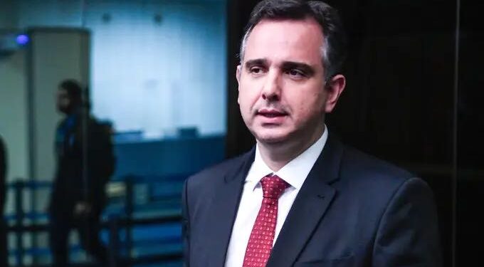 Rodrigo Pacheco é reeleito presidente do Senado por 49 votos a 32