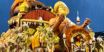 Escola Dragões da Real fica a 0,2 ponto do título em São Paulo e vai desfilar entre as campeãs de 2023 no sábado