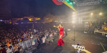 Foliões lotam Ponto de Cem Réis na abertura do Folia de Rua, que teve show de Margareth Menezes