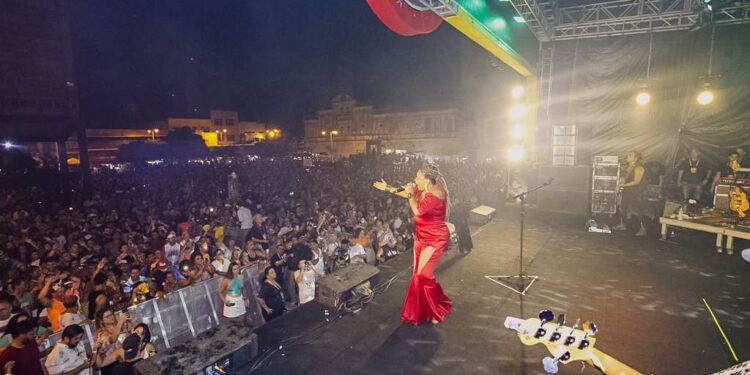 Foliões lotam Ponto de Cem Réis na abertura do Folia de Rua, que teve show de Margareth Menezes
