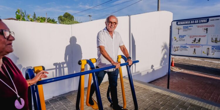 Cícero Lucena inaugura novo modelo de calçadão entre ruas no bairro Anatólia
